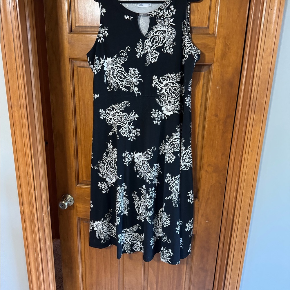 Croft & Barrow Black Dress with White Paisley